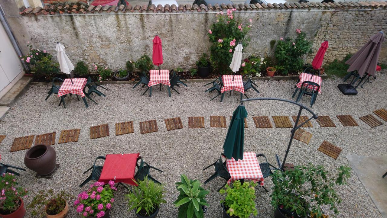 Hotel Cafe De Paris Lesparre-Médoc Exterior foto